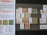 de nombreux timbres exposés dans une vitrine