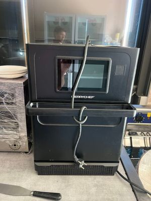 un micro-ondes posé sur un comptoir