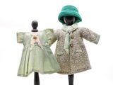 deux mannequins vêtus de vêtements de couleurs différentes
