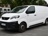 une camionnette blanche garée sur le parking
