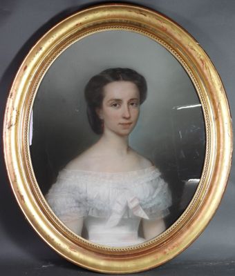 portrait d'une femme en robe blanche dans un cadre doré