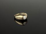 une image représentant une bague en or sertie de deux diamants sur un fond noir