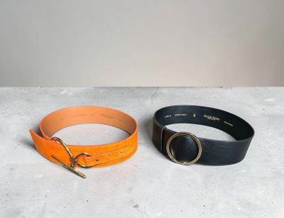 une paire de ceintures en cuir noir et orange avec une boucle dorée