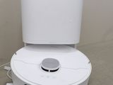 une cuvette blanche posée sur un meuble blanc