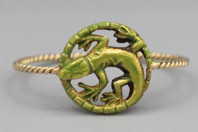 Bague en or à motif de lézard rehaussé d’émail.