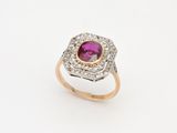 une bague en tourmaline rose et diamant