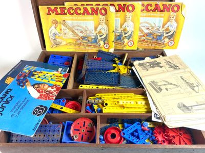 une boîte en bois remplie d'un assortiment de jouets pour enfants