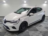 la voiture blanche est garée sur le sol à carreaux d'un garage
