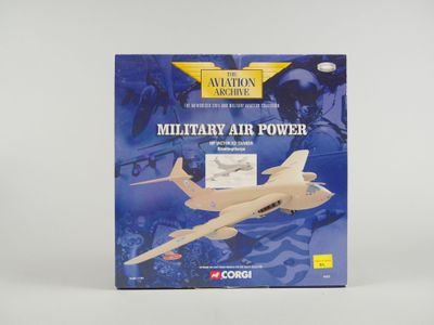 La boîte contient une maquette d'un avion de la force aérienne militaire.