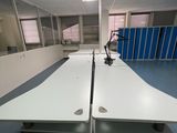 deux bureaux au milieu d'une pièce vide