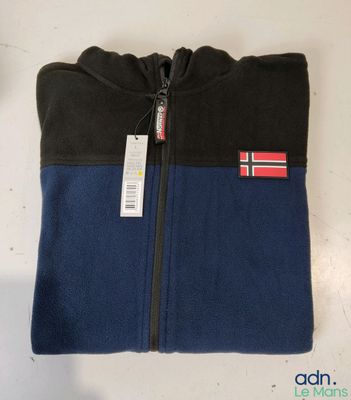 un gros plan sur une veste de ski bleue et noire ornée du drapeau norvégien