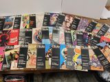 un grand nombre de livres posés sur une table