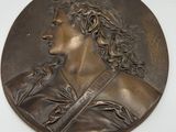 médaillon en bronze représentant un homme aux cheveux longs et à la barbe fournie