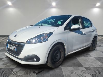 la petite voiture blanche est garée dans une pièce au sol à carreaux