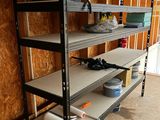 une étagère sur laquelle sont posés des outils, dans un garage