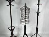 trois porte-manteaux en métal, un mannequin et un porte-chapeaux