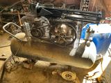 une image d'un petit compresseur d'air dans un garage