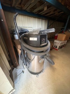 une photo d'un aspirateur dans un garage