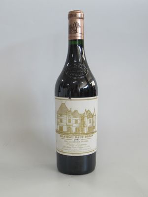 une bouteille de vin posée sur une table