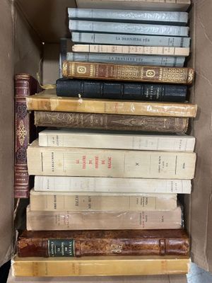 une boîte remplie de livres empilés les uns sur les autres