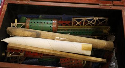 une caisse en bois remplie de différentes sortes de battes de baseball