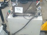 une machine posée sur une palette dans un entrepôt