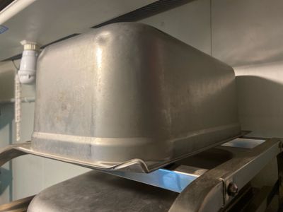 une grande casserole en métal posée sur une cuisinière