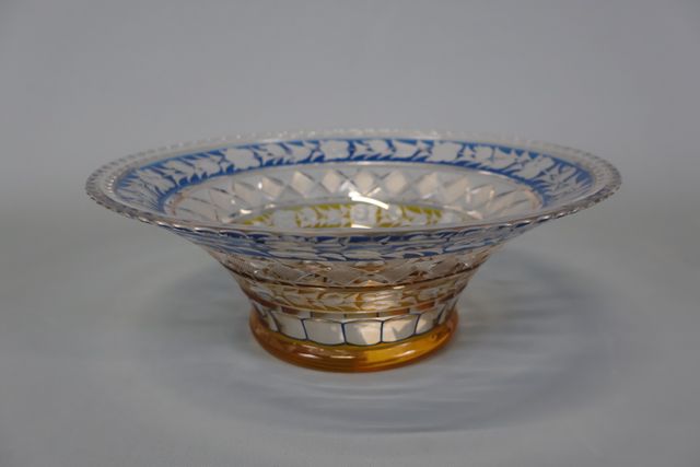 Coupe évasée en cristal taillé et coloré. H 10 D 27 cm.