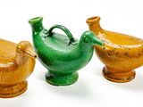 trois vases de couleurs différentes placés les uns à côté des autres