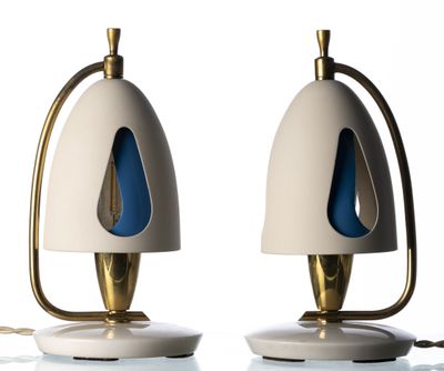deux lampes posées sur une table