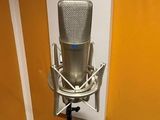 a microphone that is on a stand in a room
