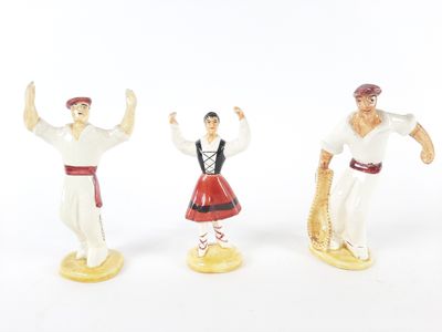 trois figurines représentant un homme et une femme en costume traditionnel