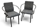 une paire de chaises à motifs noir et blanc, avec accoudoirs et dossier
