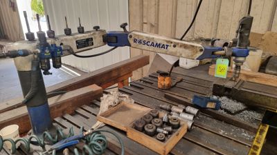 une image d'une machine qui travaille sur un morceau de bois