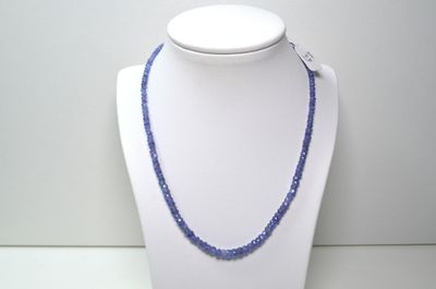 gros plan d'un collier sur un présentoir pour mannequin