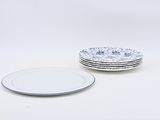 une pile d'assiettes posées les unes à côté des autres sur une table