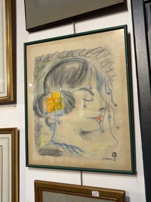 tableau représentant une femme avec une fleur dans les cheveux, dans un coin d'une pièce