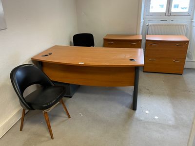 Bureau avec caisson, 2 rangements à dossiers, suspendus, une…