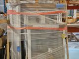une palette chargée de nombreux cartons dans un entrepôt