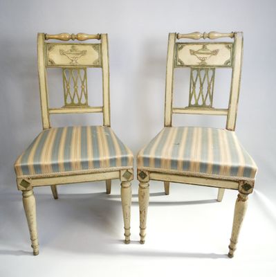 paire de chaises anciennes peintes, dont les assises sont recouvertes d'un tissu rayé bleu et blanc