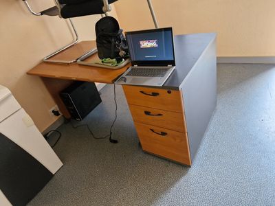Bureau en mélaminé foncé et gris avec caisson intégré à troi…