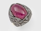 Gros plan sur une bague ornée d'une pierre rose