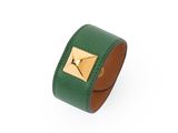 un bracelet en cuir vert orné d'une pyramide dorée