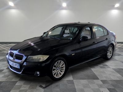 la photo d'une voiture noire garée dans un garage