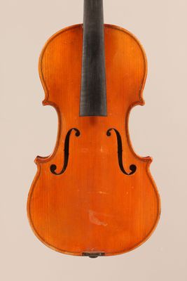 un vieux violon avec un archet sur fond blanc