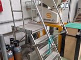 une échelle posée à côté d'une table dans une pièce