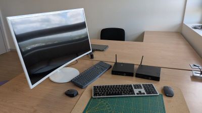 un bureau sur lequel se trouvent un écran, un clavier, une souris, une souris et un tapis de souris
