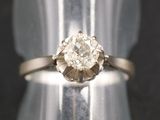 Gros plan sur une bague surmontée d'un diamant
