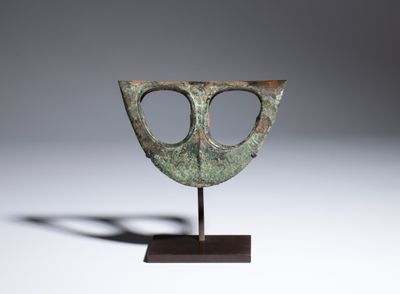 TÊTE DE HACHE FENESTREE Bonze à patine verte avec présence d…