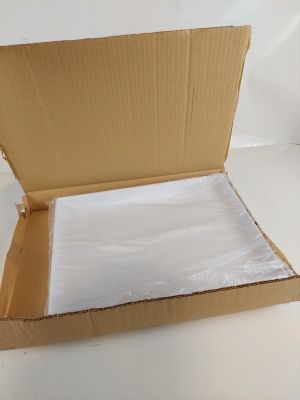 une boîte en carton ouverte posée sur une surface blanche